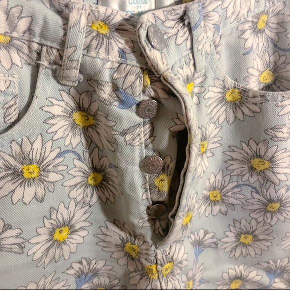 ⬇️ $45 GUESS by Marciano daisy Jean shorts - Picture 2 of 5